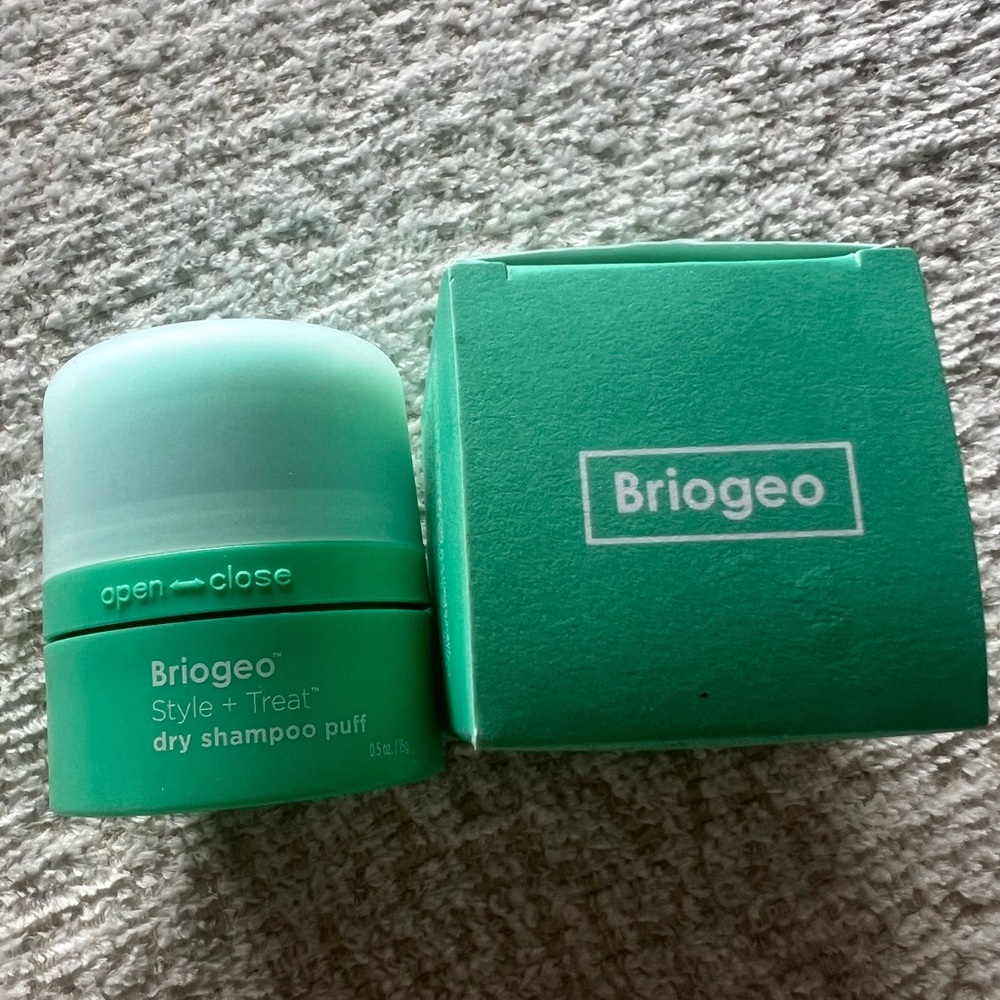 Briogeo Style + Treat Dry Shampoo Puff For Universal Hair Color